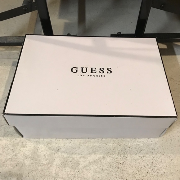 New GUESS Sparkly Outsole Running Shoes Sneakers Women's Size 7.5 Black White - Picture 2 of 9
